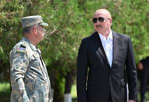 İlham Əliyev Əlahiddə Ümumqoşun Orduda yeni yaradılan komando hərbi hissələrinə Döyüş bayraqlarının verilməsi mərasimində iştirak edib