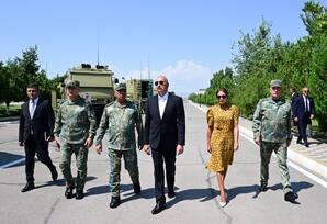 İlham Əliyev Əlahiddə Ümumqoşun Orduda yeni yaradılan komando hərbi hissələrinə Döyüş bayraqlarının verilməsi mərasimində iştirak edib