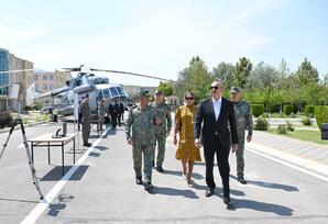 İlham Əliyev Əlahiddə Ümumqoşun Orduda yeni yaradılan komando hərbi hissələrinə Döyüş bayraqlarının verilməsi mərasimində iştirak edib