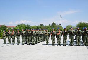İlham Əliyev Əlahiddə Ümumqoşun Orduda yeni yaradılan komando hərbi hissələrinə Döyüş bayraqlarının verilməsi mərasimində iştirak edib