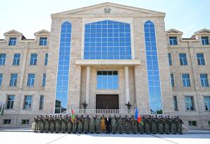 İlham Əliyev Əlahiddə Ümumqoşun Orduda yeni yaradılan komando hərbi hissələrinə Döyüş bayraqlarının verilməsi mərasimində iştirak edib