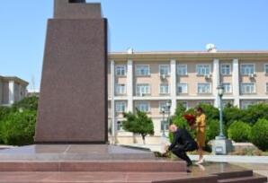 Prezident İlham Əliyev Naxçıvanda Heydər Əliyevin abidəsini ziyarət edib
