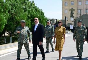 İlham Əliyev Əlahiddə Ümumqoşun Orduda yeni yaradılan komando hərbi hissələrinə Döyüş bayraqlarının verilməsi mərasimində iştirak edib