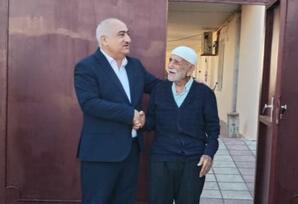 YAP Qaradağ rayon təşkilatının sədri İlqar İlyasov partiya veteranı ilə görüşüb - FOTO