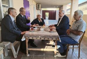YAP Qaradağ rayon təşkilatının sədri İlqar İlyasov partiya veteranı ilə görüşüb - FOTO
