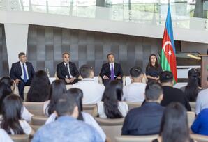 Şəmkirdə yüksək nəticə göstərərək tələbə adını qazanan məzunlarla görüş keçirilib - FOTOLAR