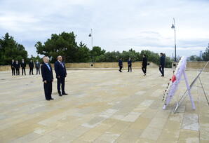 YAP və ÇKP nümayəndələri Ümummilli Lider Heydər Əliyevin məzarını və Şəhidlər xiyabanını ziyarət ediblər