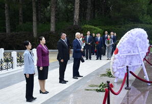 YAP və ÇKP nümayəndələri Ümummilli Lider Heydər Əliyevin məzarını və Şəhidlər xiyabanını ziyarət ediblər