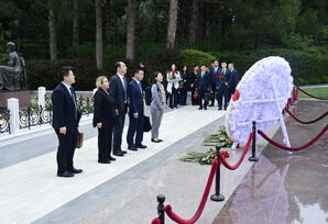 YAP və ÇKP nümayəndələri Ümummilli Lider Heydər Əliyevin məzarını və Şəhidlər xiyabanını ziyarət ediblər
