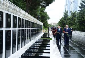 YAP və ÇKP nümayəndələri Ümummilli Lider Heydər Əliyevin məzarını və Şəhidlər xiyabanını ziyarət ediblər
