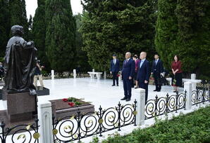 YAP və ÇKP nümayəndələri Ümummilli Lider Heydər Əliyevin məzarını və Şəhidlər xiyabanını ziyarət ediblər