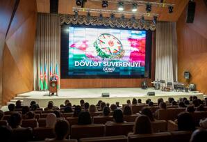 Şəmkirdə Dövlət Suverenliyi Gününə həsr olunmuş “Suverenliyə gedən Zəfər yolu” mövzusunda tədbir keçirildi - FOTOLAR
