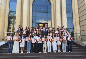 Yasamal rayonunda “Ağ göyərçinin izi ilə” adlı rəsm sərgisi keçirilib - FOTOLAR