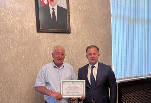 YAP Samux rayon təşkilatında yubiley yaşı tamam olmuş partiya veteranı ilə görüş keçirilib - FOTOLAR