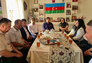Yeri ürəklər olanlar... - FOTO