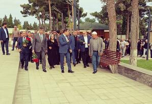 Nəsimi rayonda şəhid Həmidağa Hüseynzadənin məzarı  ziyarət olunub - FOTOLAR
