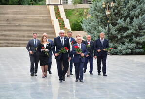 Biz ləyaqətlə yaşayırıq, siyasətimizi də ləyaqətlə aparırıq - FOTOLAR