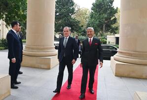 Ceyhun Bayramov Hindistanın xarici işlər nazirini qarşılayıb