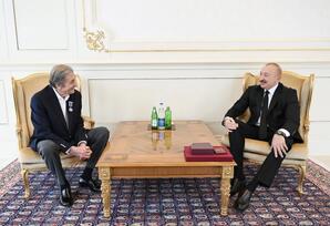 İlham Əliyev Fərhad Xəlilova "İstiqlal" ordenini təqdim edib
