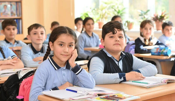 Məktəblərdə şagird sıxlığının azaldılması üçün əlavə sinif otaqlarının tikilməsi təklif olunur - Fazil Mustafa