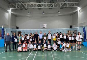 Yasamal rayonunda Zəfərin 6-cı ildönümünə həsr olunmuş qızlar arasında voleybol yarışı keçirilib