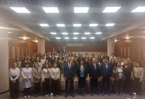 XXI Əsr Beynəlxalq Təhsil və İnnovasiya Mərkəzində müşavirə keçirilib