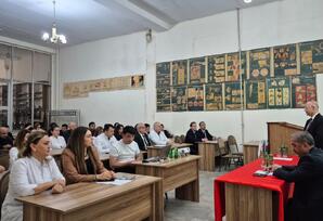 Mərdanov qardaşları küçəsi 131 ünvanı üzrə ərazi partiya təşkilatının akt zalında müşavirə keçirilib