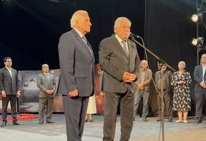 “Sürgün sevgi” tamaşası teatra yeni əhval-ruhiyyə, yeni üslub və nəfəs gətirdi - FOTOLAR