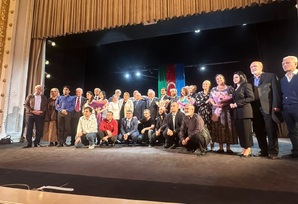 “Sürgün sevgi” tamaşası teatra yeni əhval-ruhiyyə, yeni üslub və nəfəs gətirdi - FOTOLAR