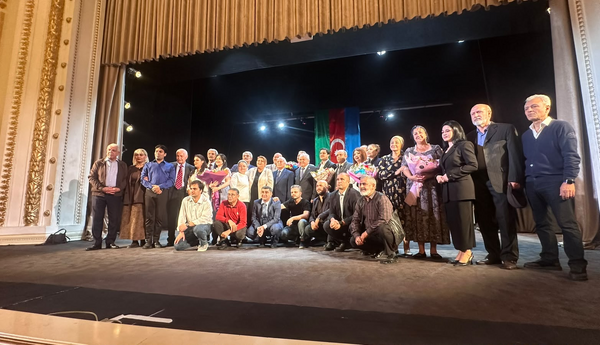 “Sürgün sevgi” tamaşası teatra yeni əhval-ruhiyyə, yeni üslub və nəfəs gətirdi - FOTOLAR